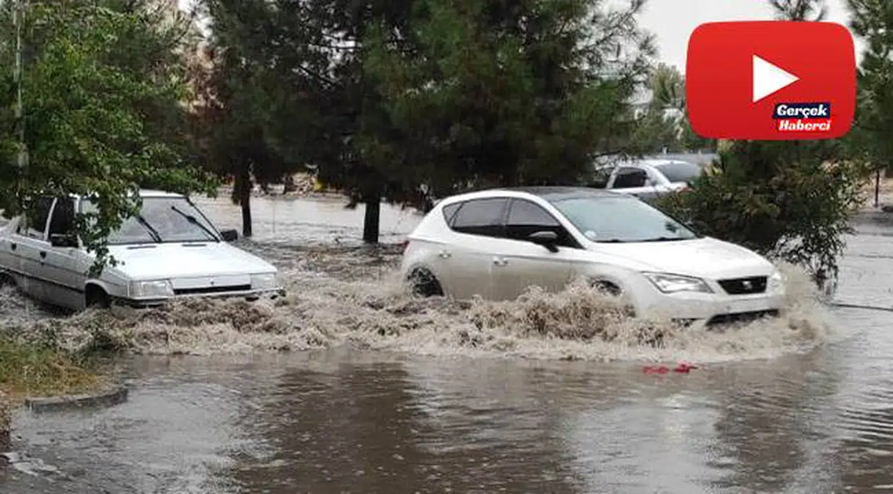 Yağmur sanayideki yolları gölete çevirdi