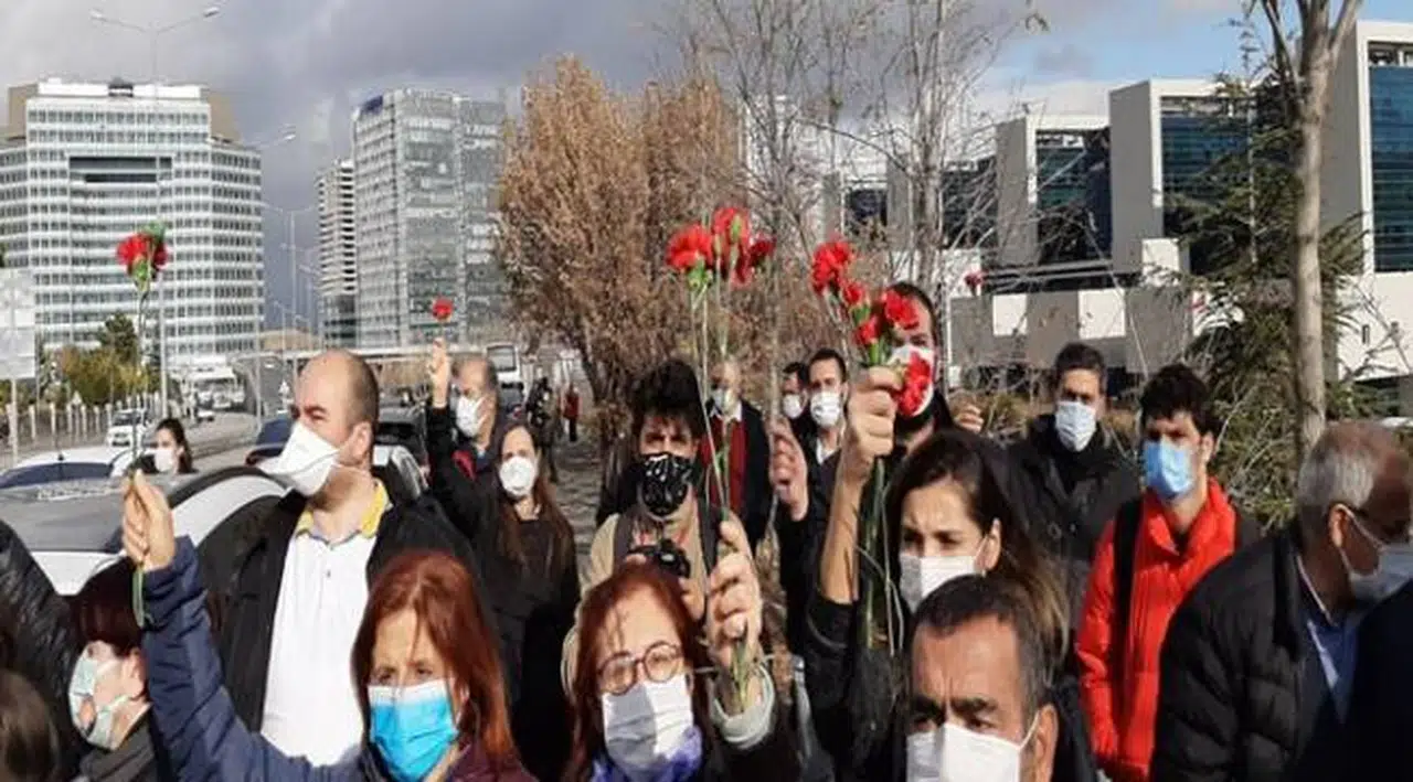 Bakanlık önünde bir dakikalık saygı duruşunda bulunmak isteyen sağlık emekçilerine polis izin vermedi!