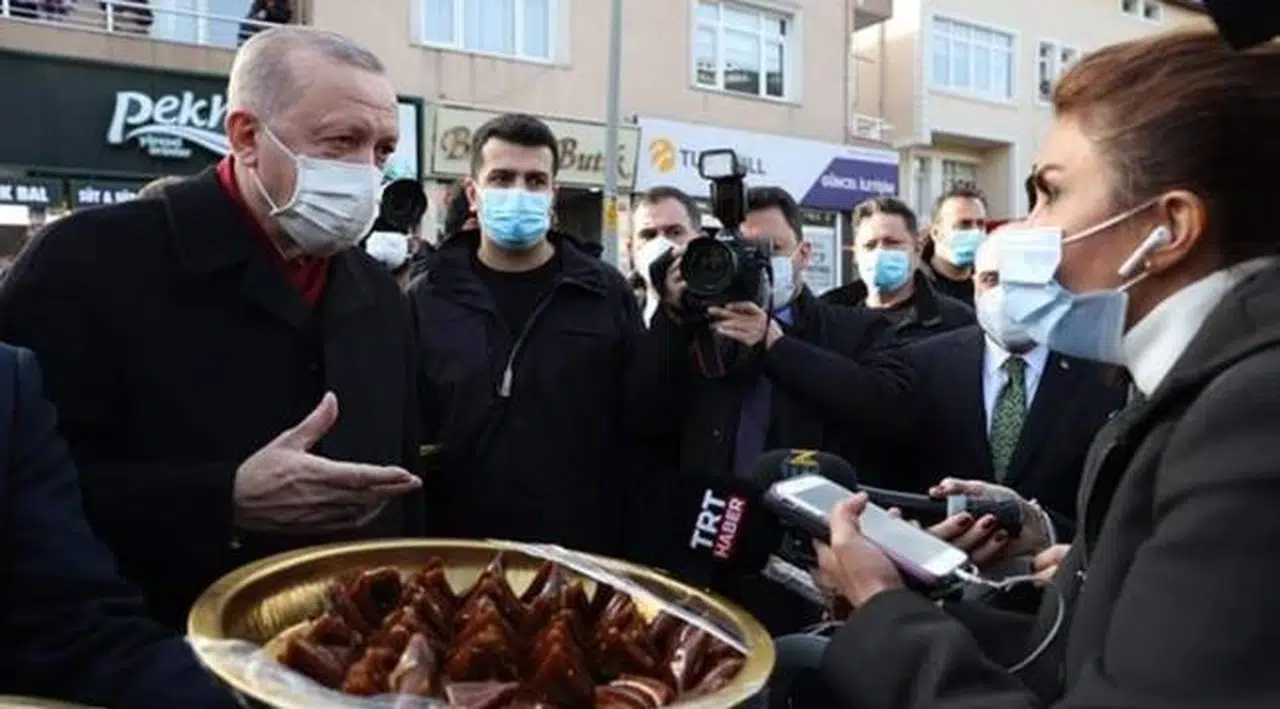 Erdoğan şeker sucuğu ve pestil dağıttı, "Bunu yiyin Covid'den kurtulun" dedi