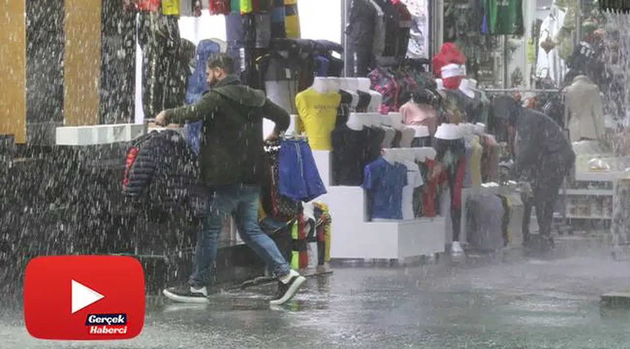 Esnafın sağanak yağmurda mal kurtarma mücadelesi