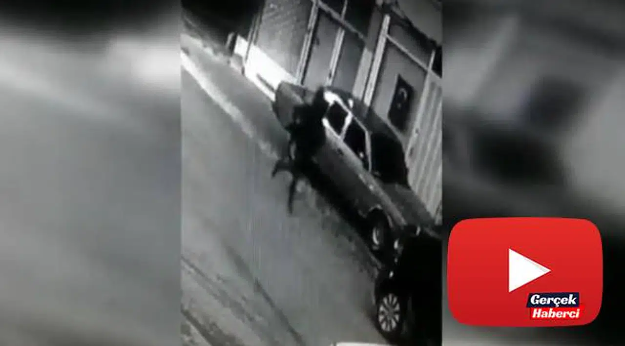 Hırsızlık yaparken ev sahibine yakalanan şüphelilerin kaçma anı kamerada