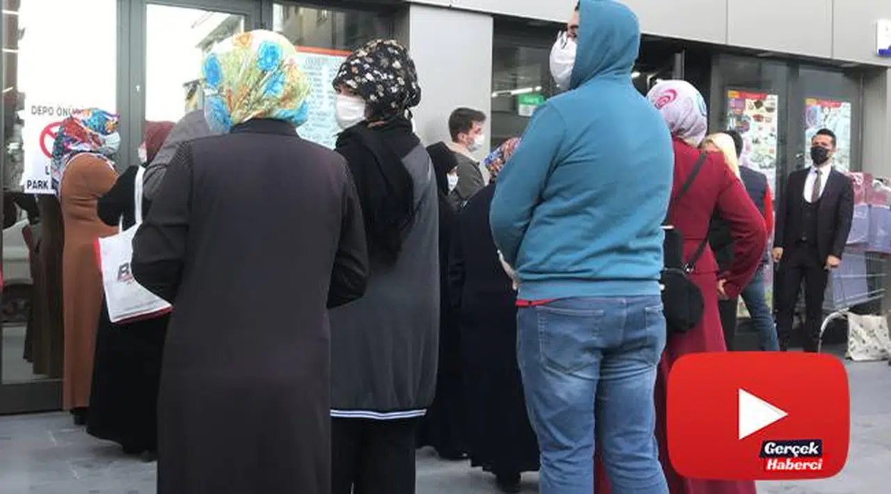 İndirimli tencere tabak için sosyal mesafe kuralları hiçe sayıldı