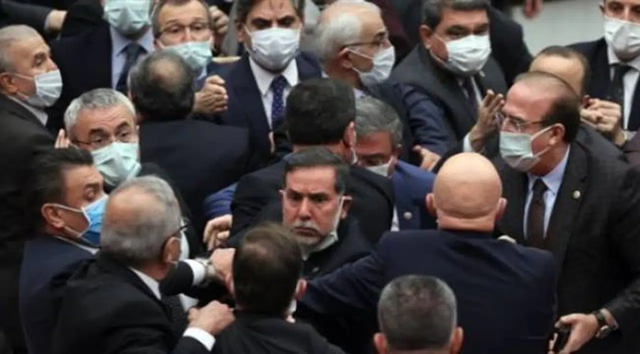 Meclis'te yumruklar sıkıldı: Milletvekilleri birbirine girdi