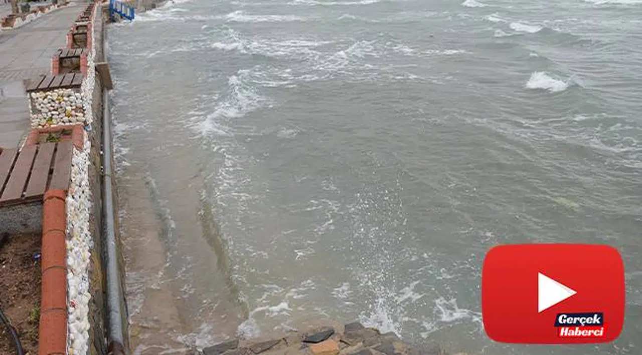 Şiddetli lodos çatı uçurdu, deniz kabardı