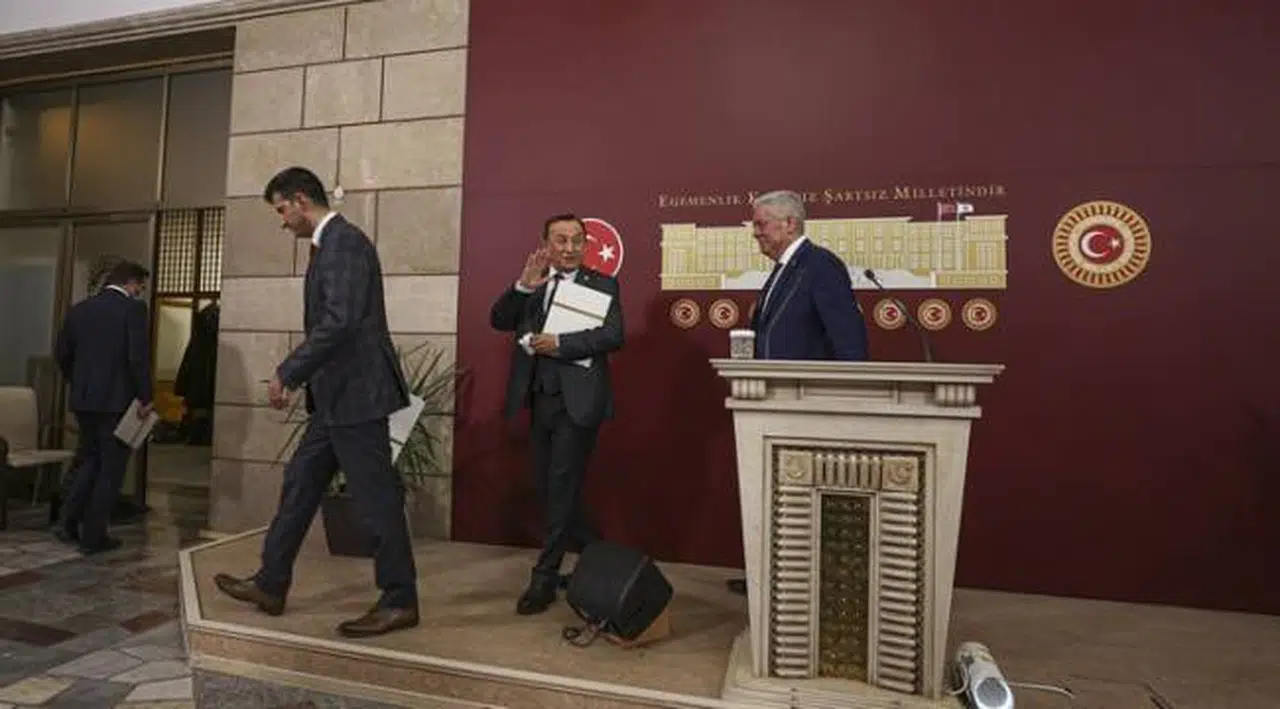 3 milletvekilinin CHP'den istifa etmesine ilişkin AK Parti'den ilk açıklama