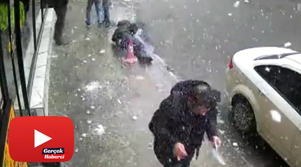 Bir kişinin başına buz sarkıtı düştüğü an kamerada