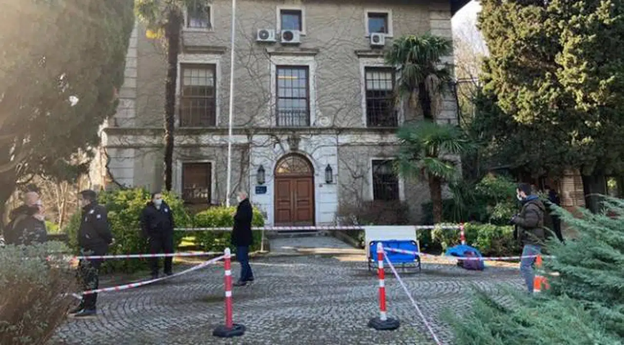 Boğaziçi Üniversitesi'nde rektörlük binasının önü polis tarafından kapatıldı