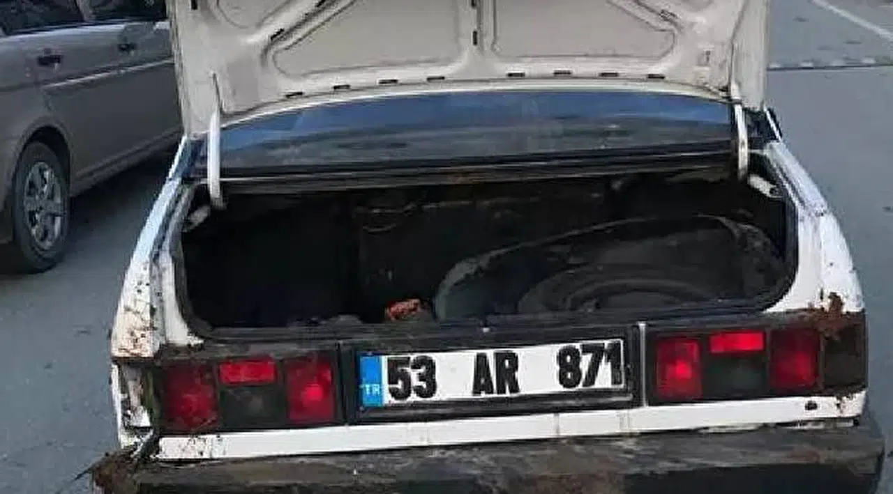 Darp ettikleri kişiyi otomobilin bagajından çıkartıp sokak ortasına atarken yakalandılar
