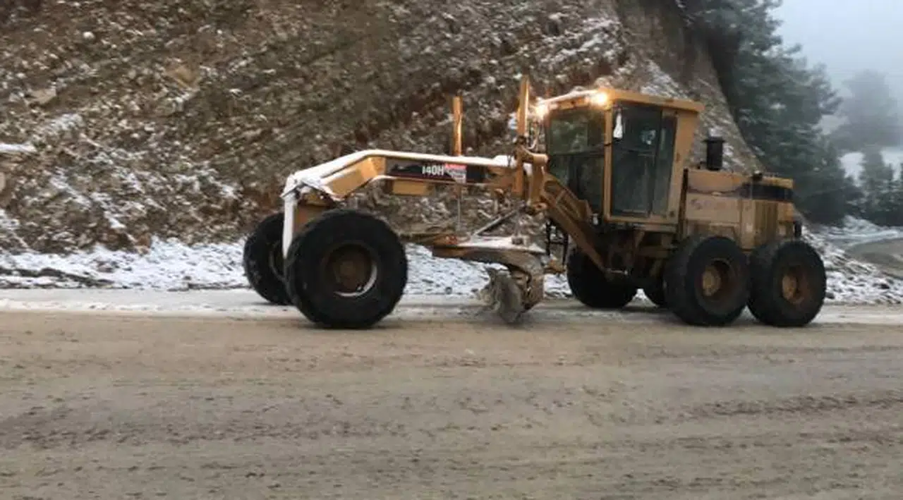 KUŞADASI BELEDİYESİ KARLA KAPLI YOLLARI ULAŞIMA AÇTI