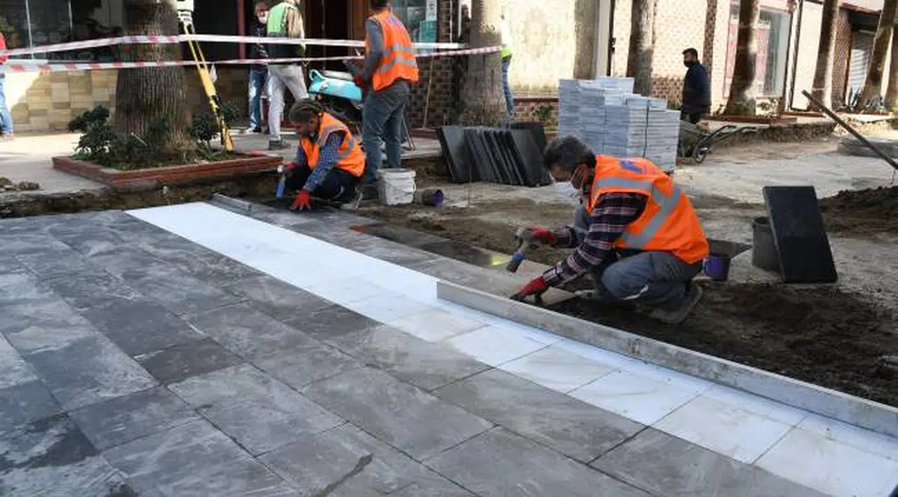 KUŞADASI ÇARŞILARI YAZ SEZONUNA YENİLENEN YÜZÜYLE GİRECEK