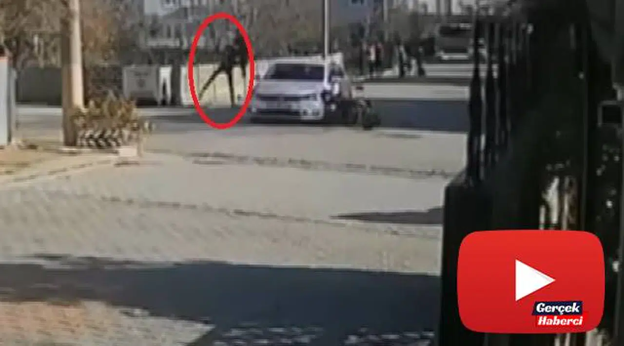 Motosikletiyle çarptığı otomobilin üzerinden uçtu