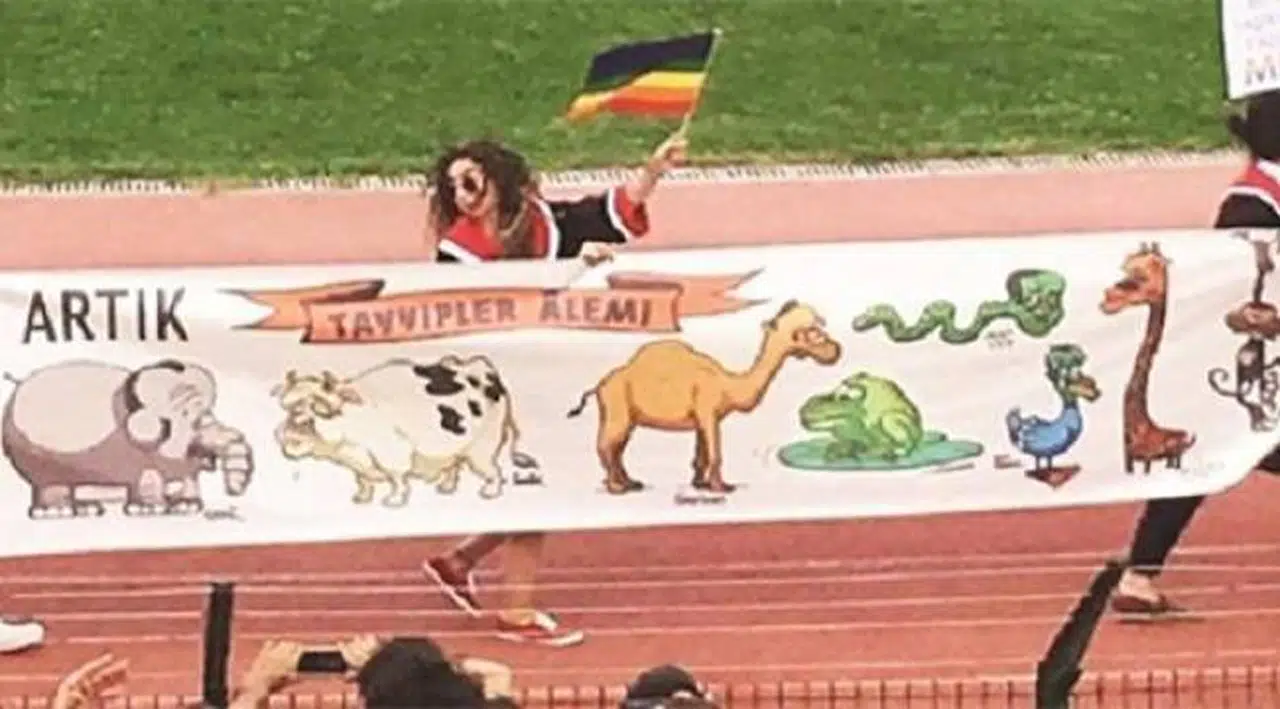 "Tayyipler Alemi" pankartı taşıyan ODTÜ öğrencileri “cumhurbaşkanına hakaret” suçundan beraat etti
