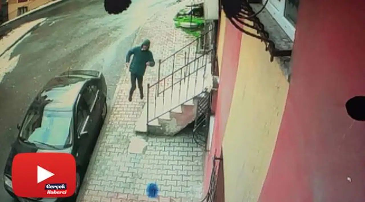 Bacağından vurulan kişinin seke seke kaçtığı anlar kameraya yansıdı