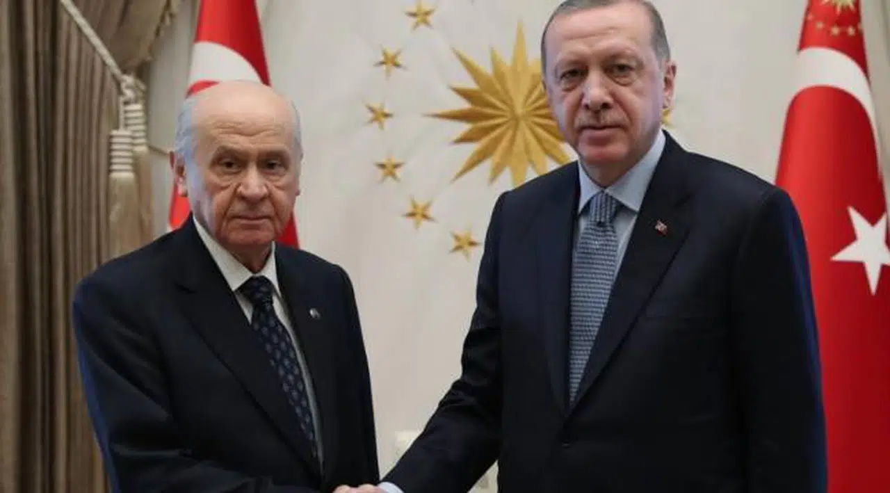 Eski AK Parti vekili: Cumhur İttifakı’nın durup dururken bir anda depreşen yeni anayasa aşkını iki türlü okumak gerekiyor