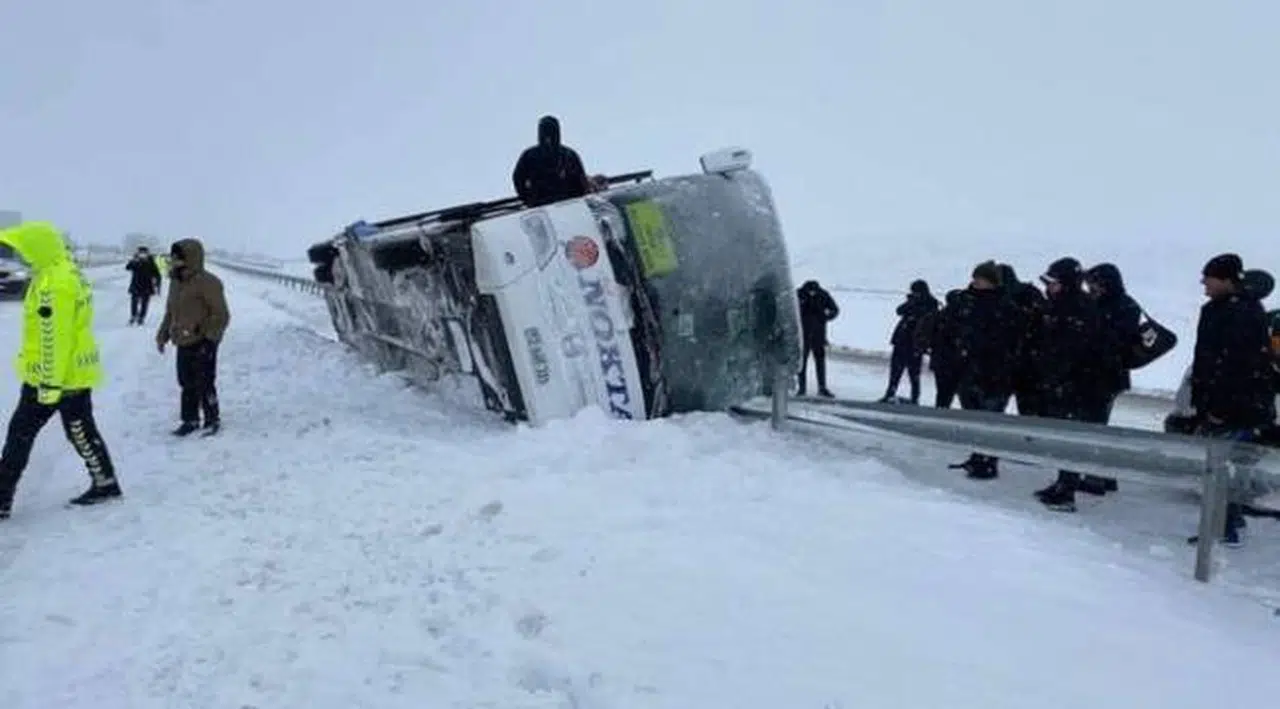 Fatsa Belediyespor takımını taşıyan otobüs devrildi...