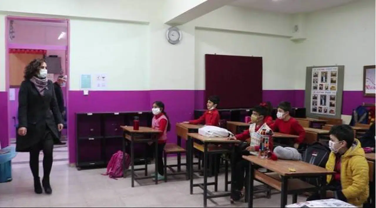 FOÇA KIRSAL MAHALLE OKULLARINDA YÜZYÜZE EĞİTİM BAŞLADI