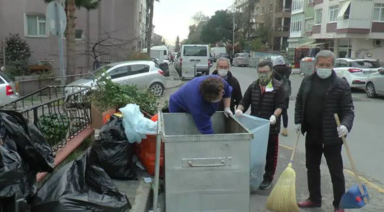 Maltepe'de grev nedeniyle toplanmayan çöpleri belediyeye destek için mahalleli topladı