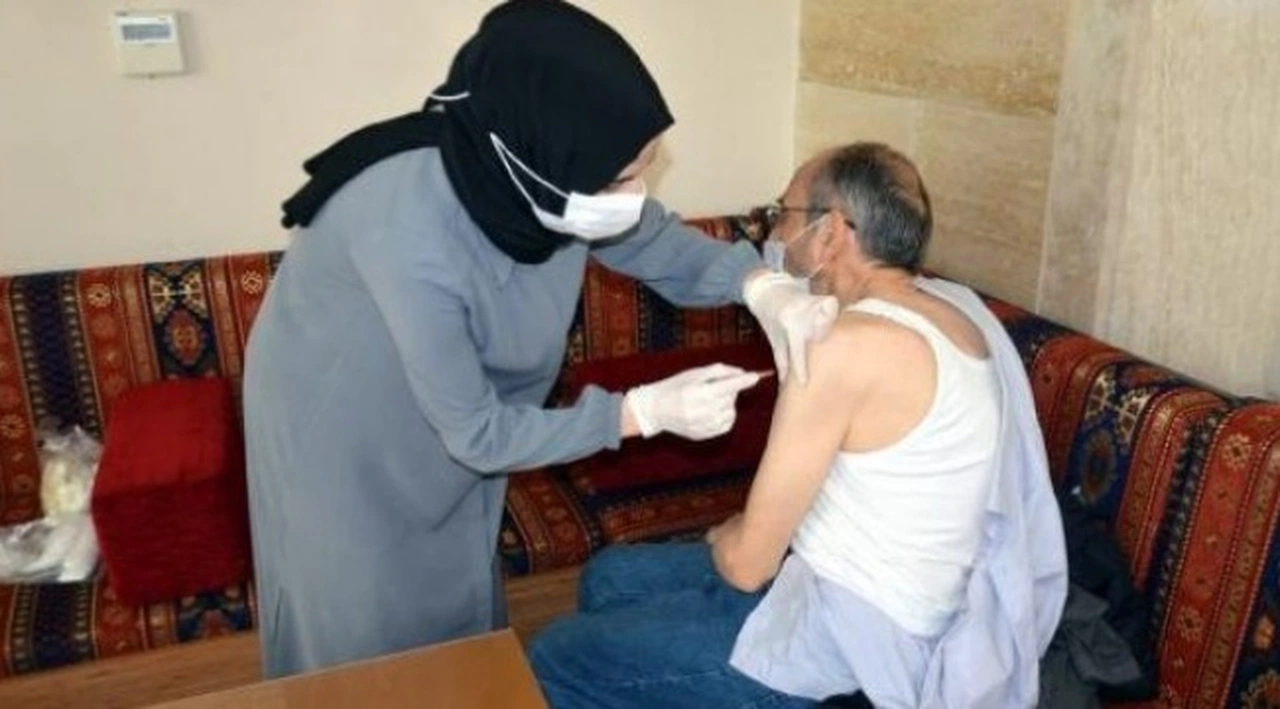 65 yaş üstündekilere camide koronavirüs aşısı: Aşı camiye taşındı