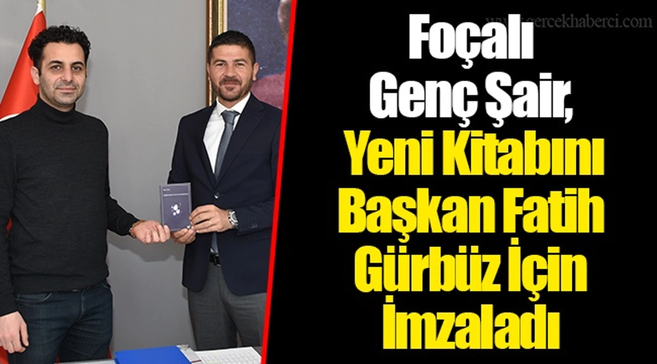 Foçalı Genç Şair, Yeni Kitabını Başkan Fatih Gürbüz İçin İmzaladı