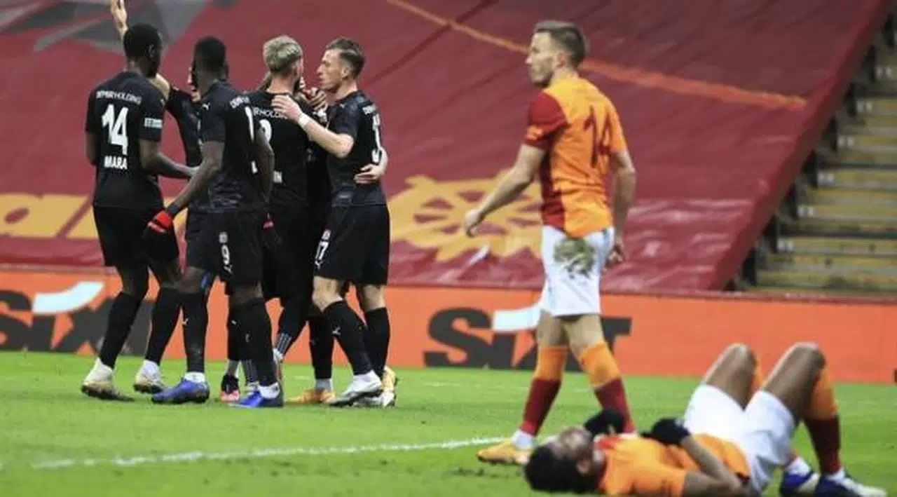 Galatasaray liderliği Beşiktaş'a kaptırdı