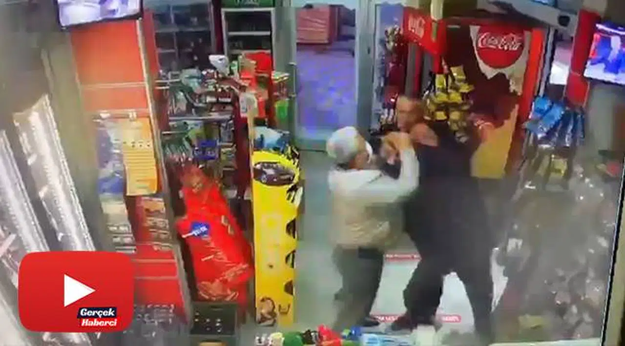 Husumetlisinin boğazına markette bıçak dayadı, dükkân sahibi ve müşteriler kurtardı