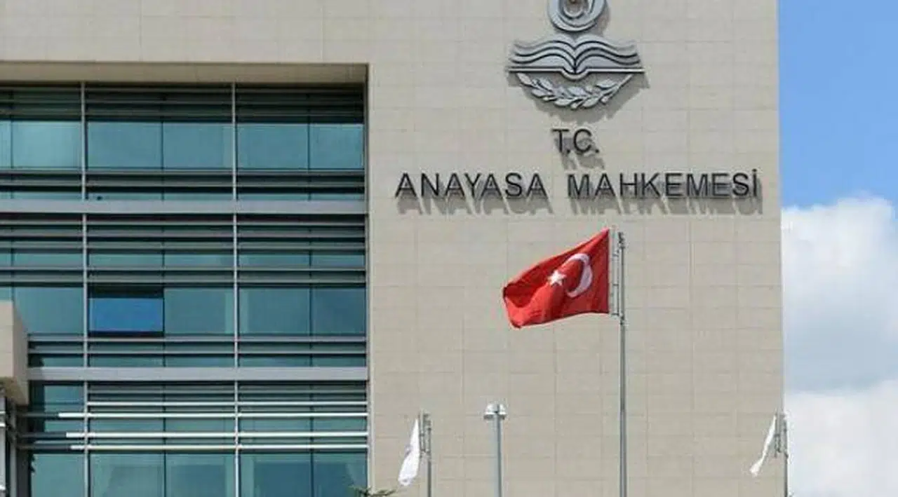 İki siyasi partinin hukuki varlığını sona erdirdi