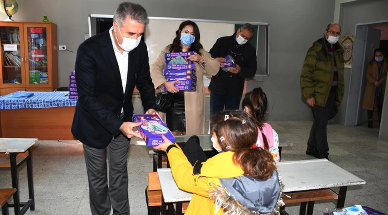 KUŞADASI BELEDİYESİ’NDEN 2 BİN 200 ÖĞRENCİYE EĞİTİME DESTEK SETİ