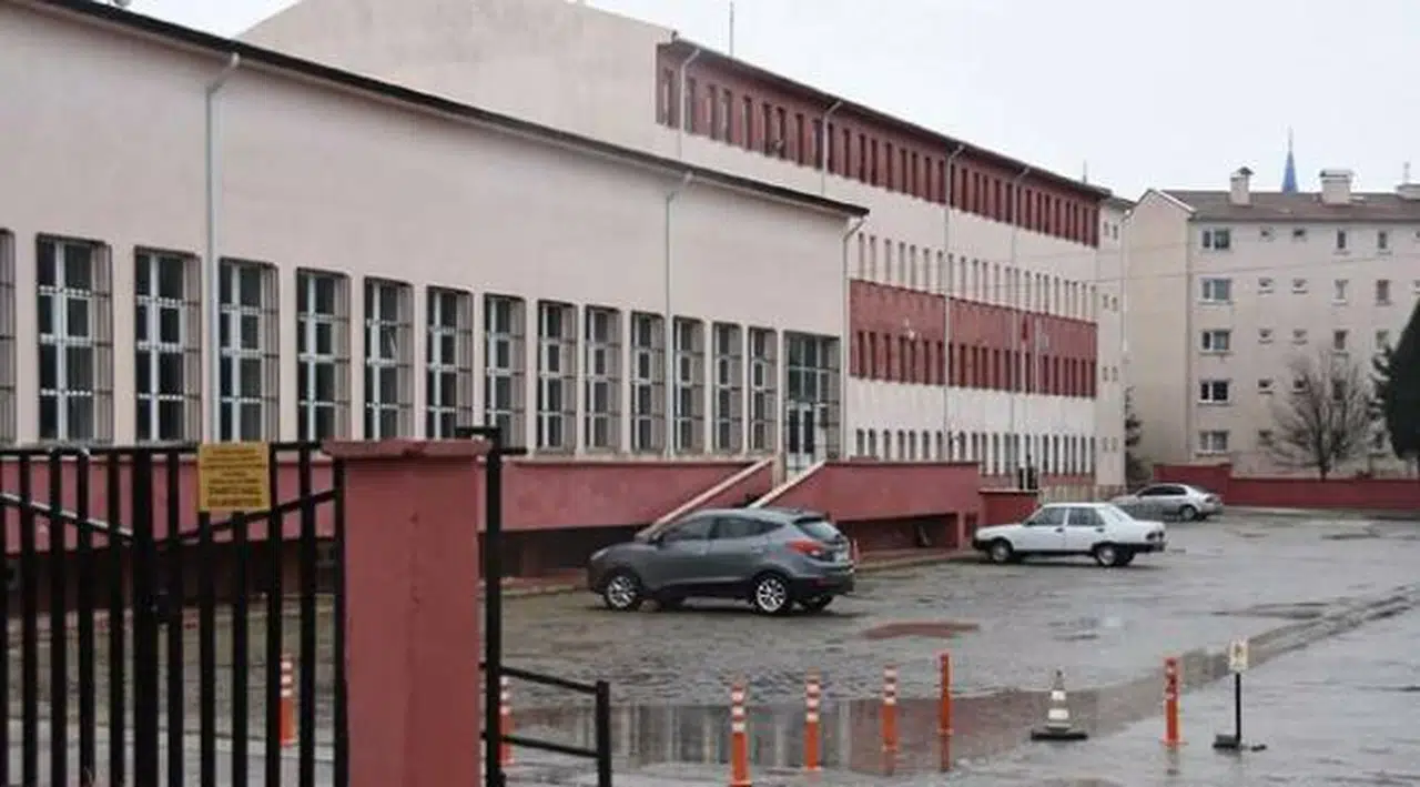 Öğretmenin testi pozitif çıktı, 34 öğrenci karantinaya alındı