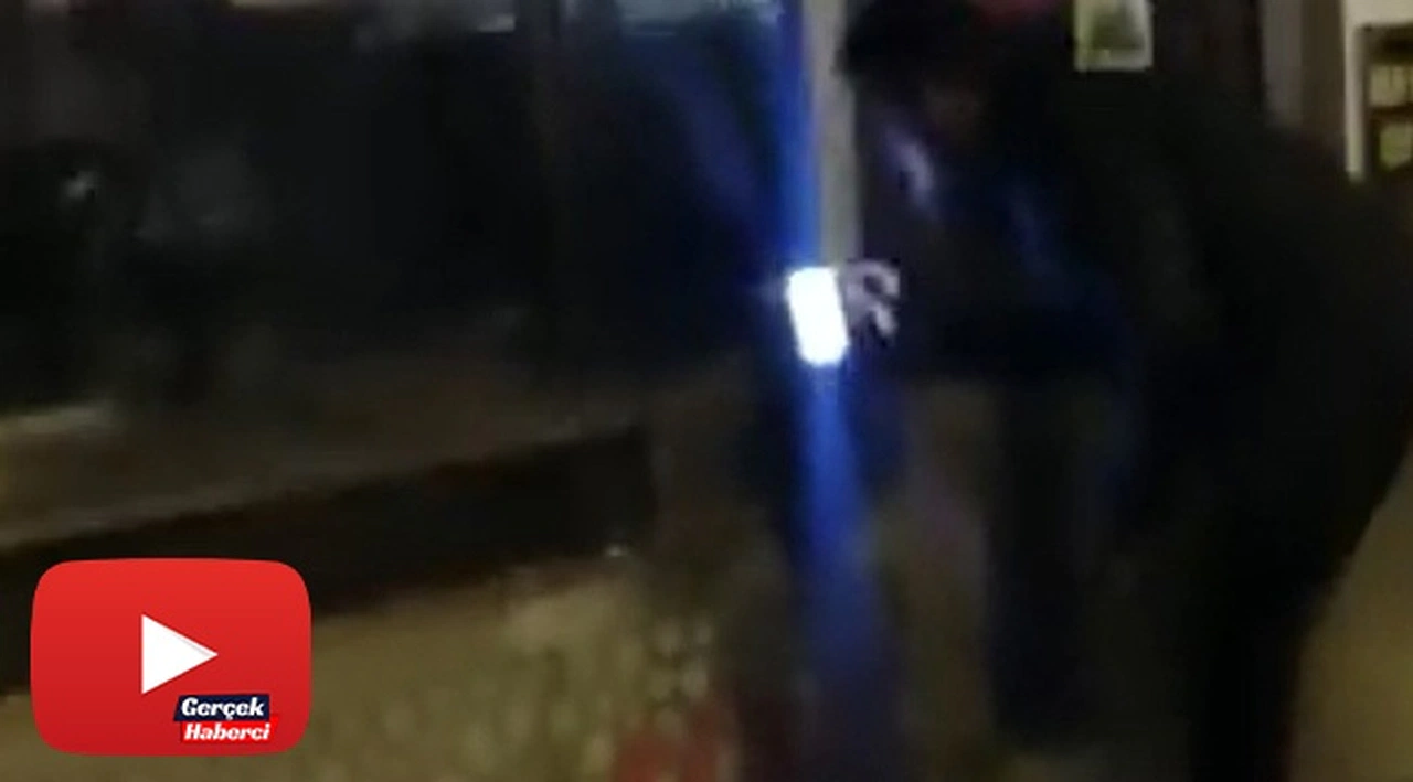 Restorana girmeye çalışan hırsızın suçüstü yakalandığı anlar kamerada