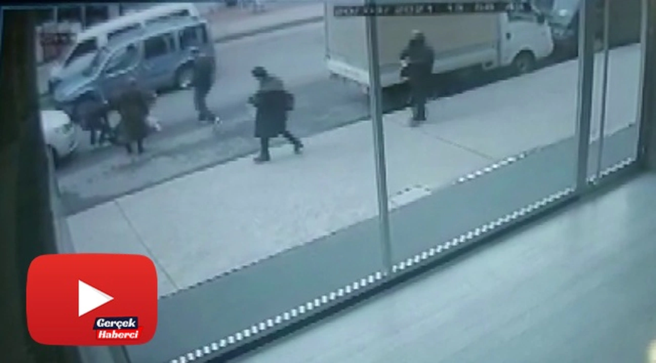 Yolun karşısına geçmeye çalışan kadına otomobilin çarpma anı kamerada