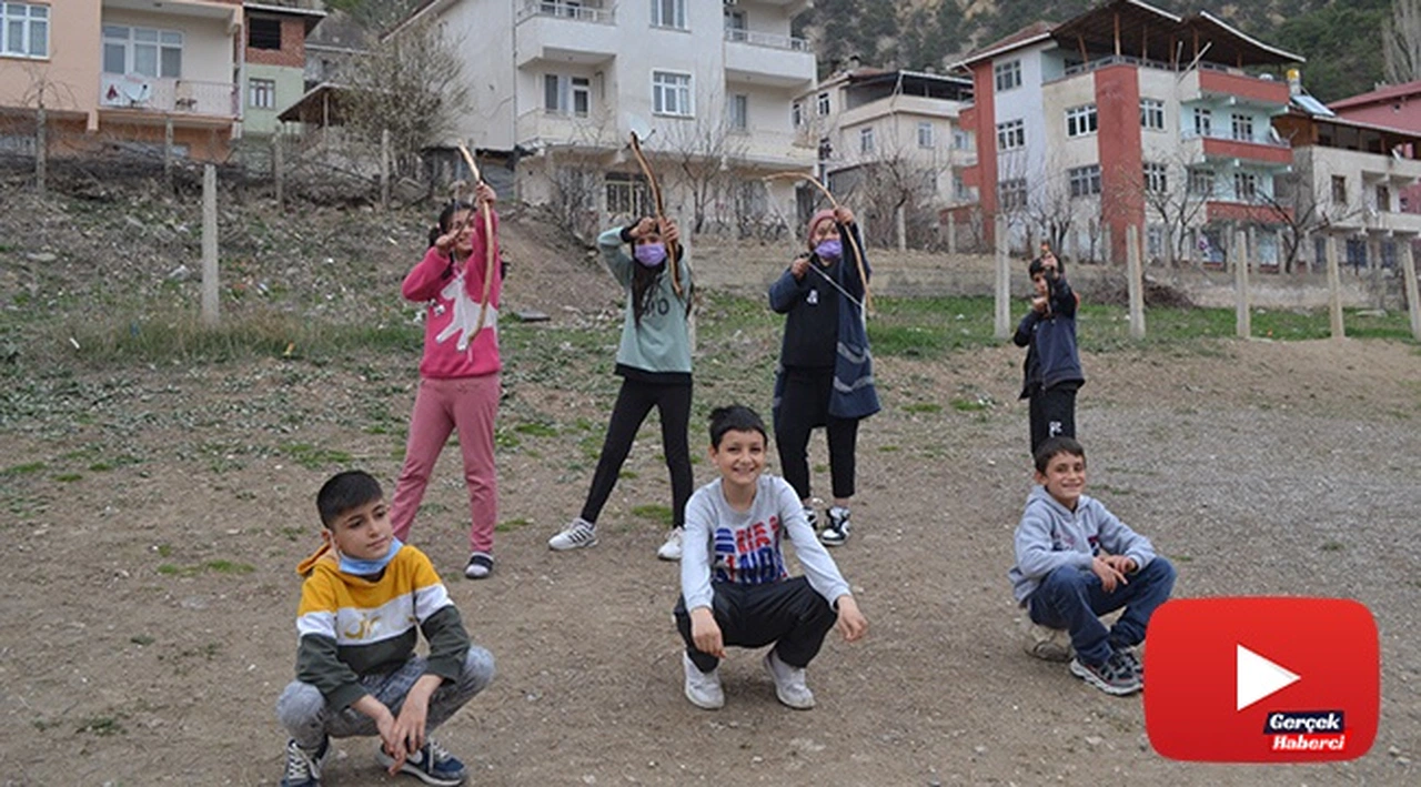 Ağaç dallarından yaptıkları ok ve yayla Türk okçularına özendiler