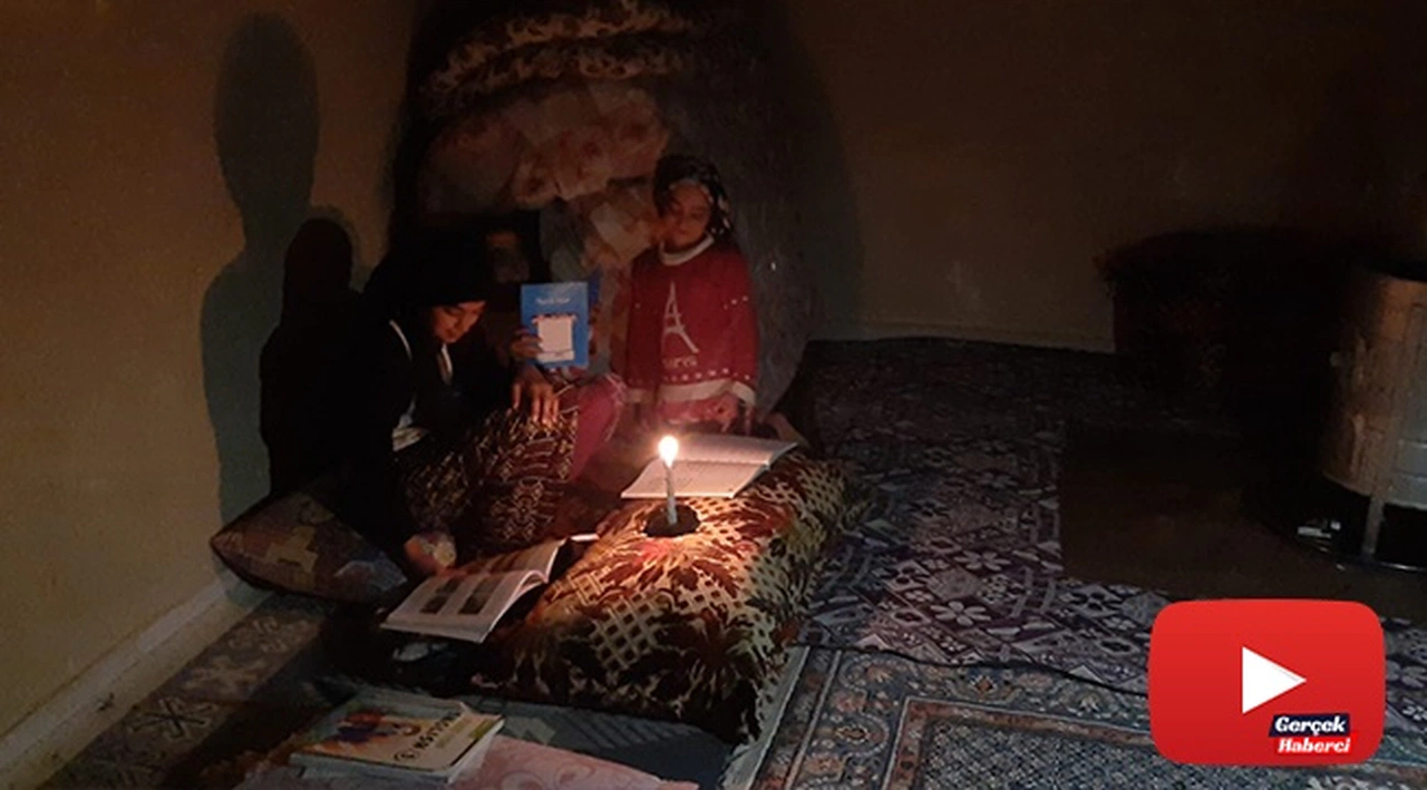 Belediyenin elektriğini kestiği evde mum ışığında ders çalışan kız