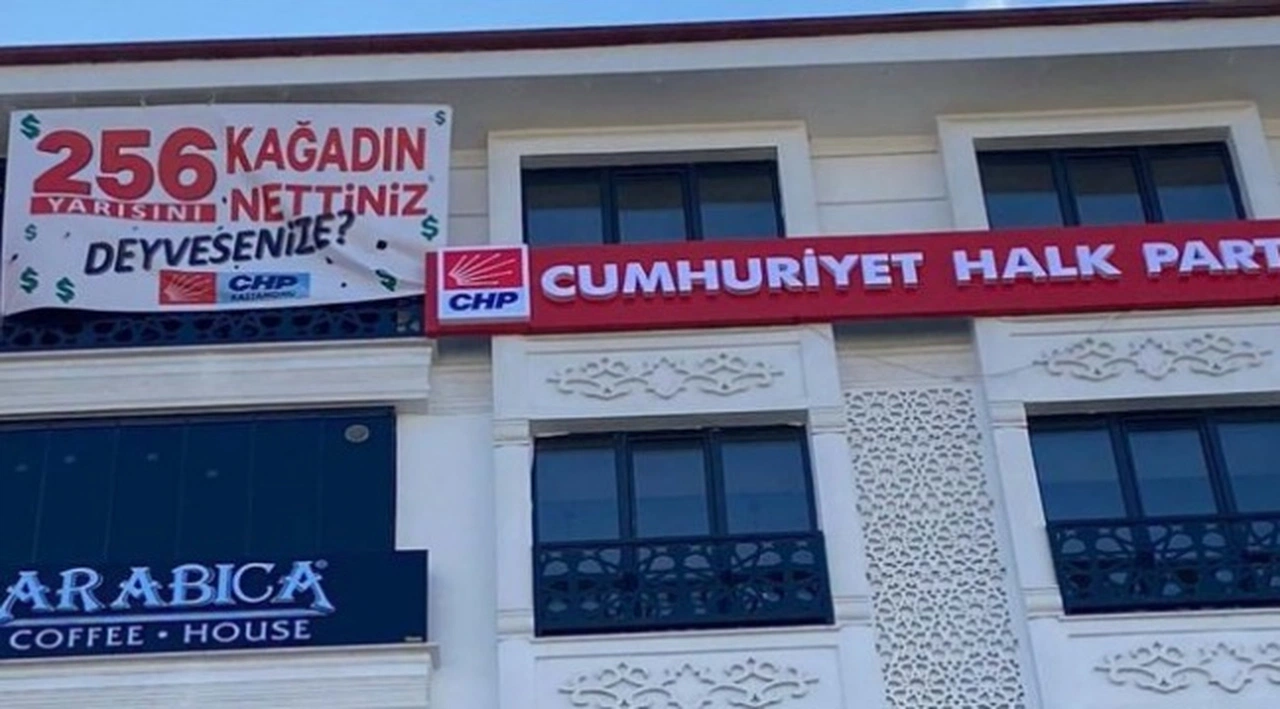 CHP il binasına “256 kağadın yarısını nettiniz?” yazılı afiş asıldı