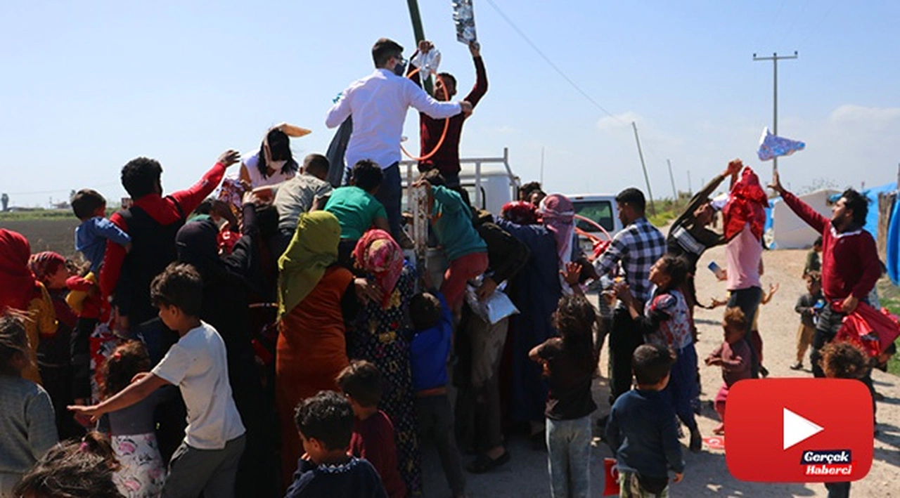 Çocuklara hediye dağıtımında izdiham
