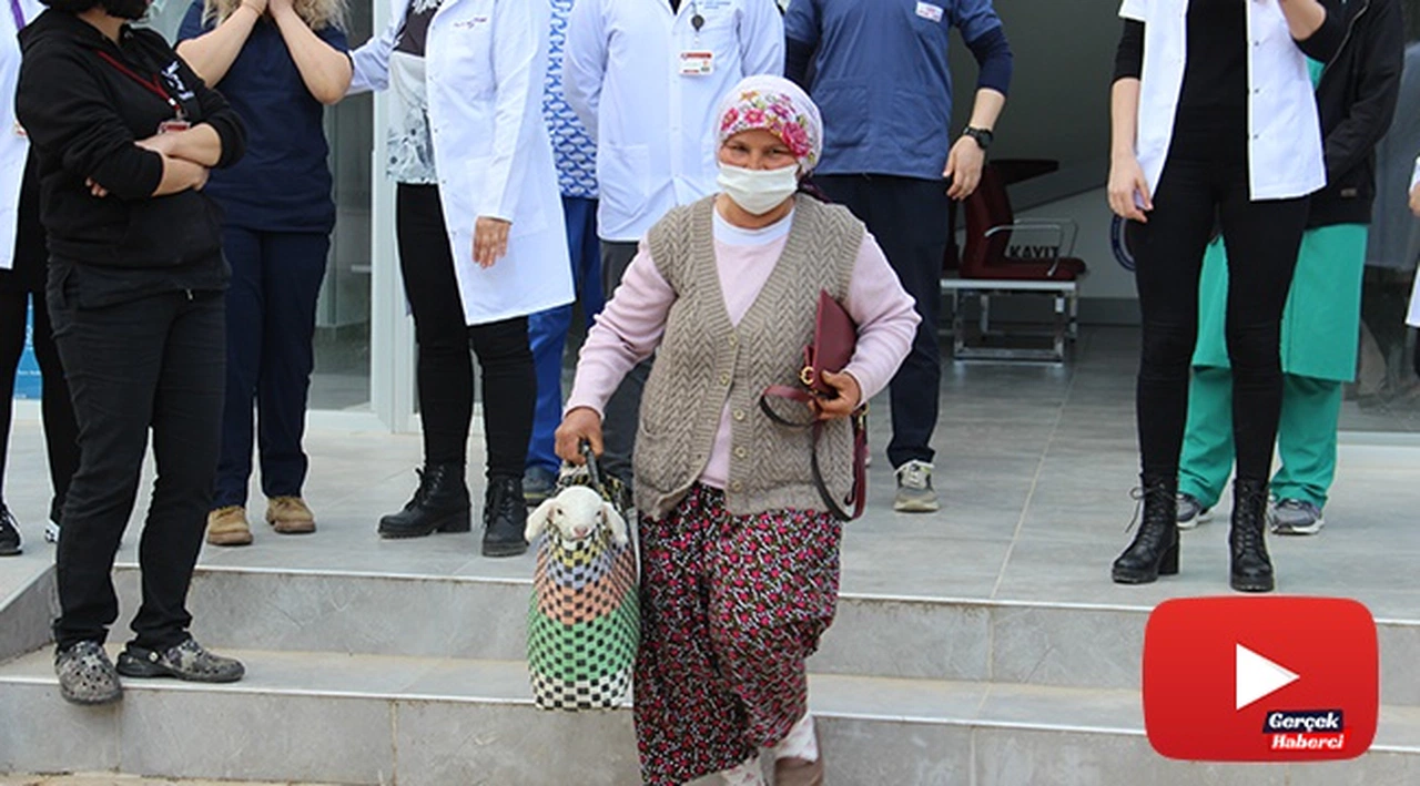 Doğum sırasında sakatlanan kuzuyu pazar çantası ile veterinere getirdi