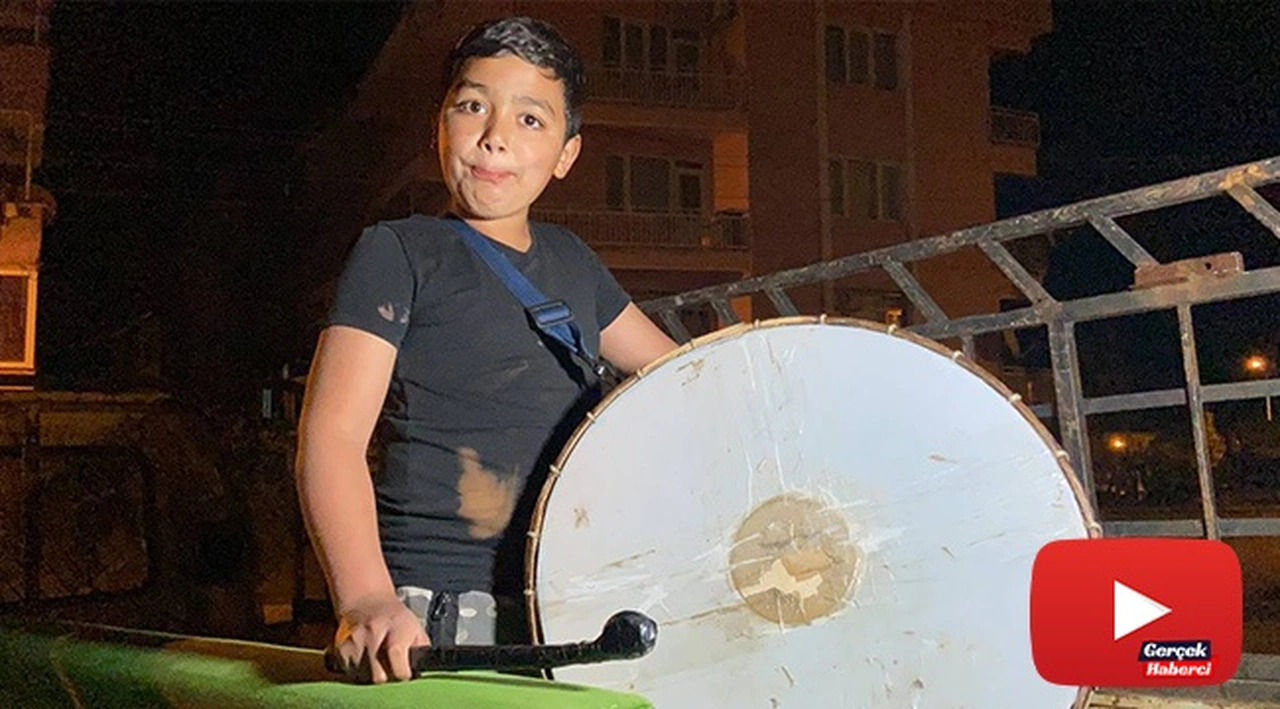 En küçük davulcu manileriyle ilgi görüyor