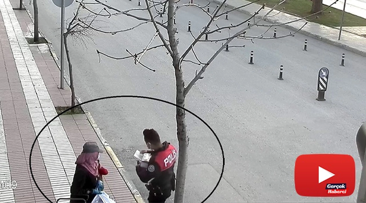 İftarlıklarını kağıt toplayıcı kadın ve çocuklarına veren polisler gönülleri fethetti