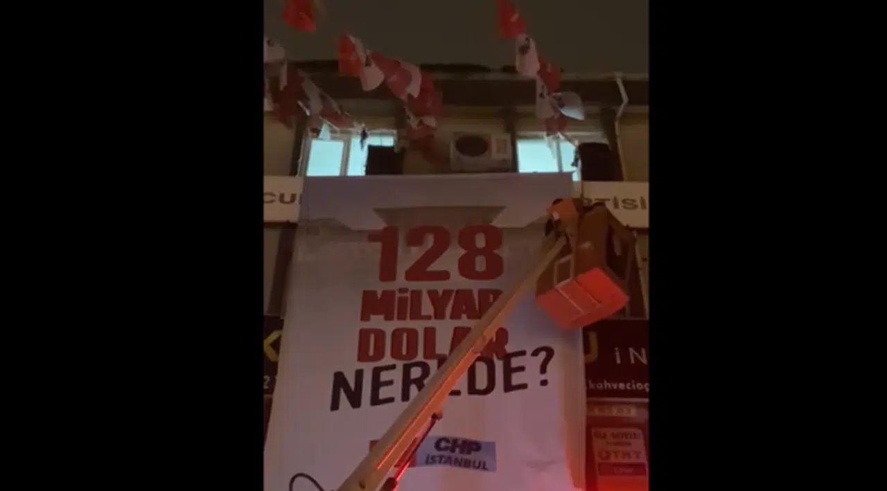İstanbul'da CHP'nin parti binalarına astığı "128 milyar dolar nerede?" afişleri, savcılık talimatıyla söküldü