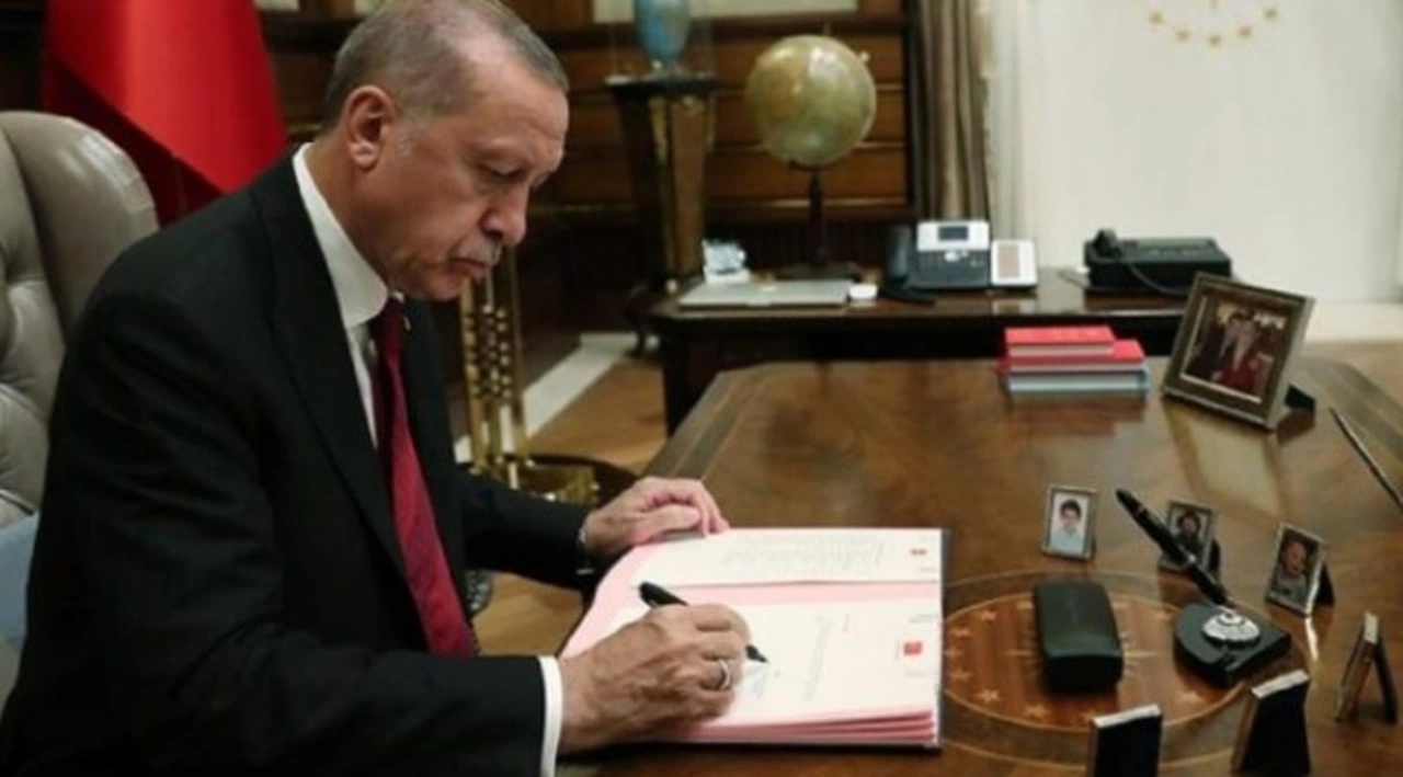 Memurların 39 yıllık disiplin yönetmeliği değişti: Cumhurbaşkanı tüm memurların disiplin amiri oldu!