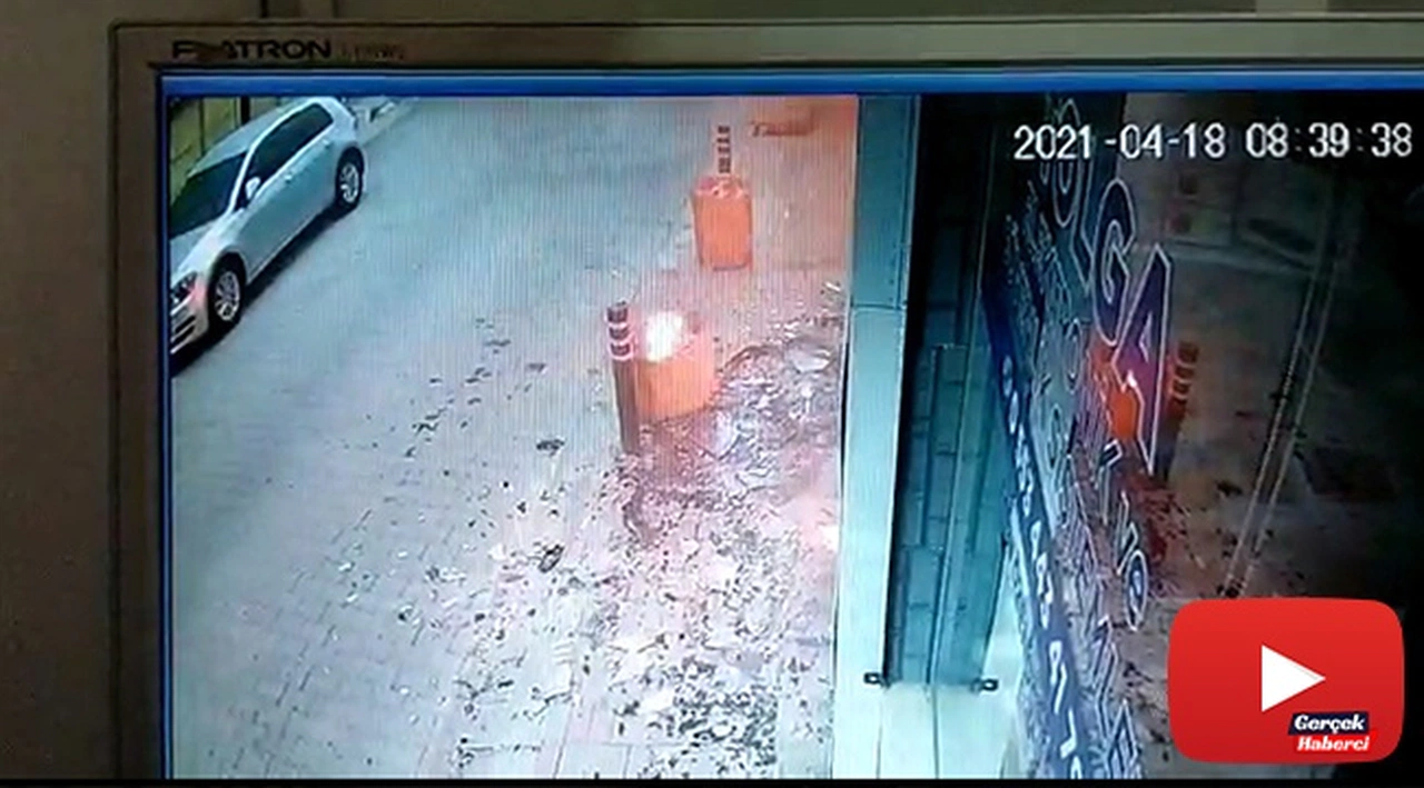 Önce camı kırdı, sonra iş yerini ateşe verdi