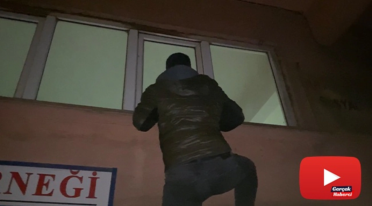 Polis, tırmandığı kıraathaneye böyle baskın yaptı