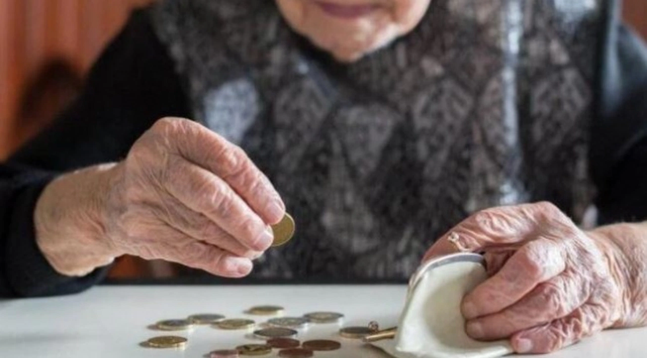 Emekliler maaşlarını çekebilecek mi? İçişleri Bakanlığı merak edilen soruları yanıtladı