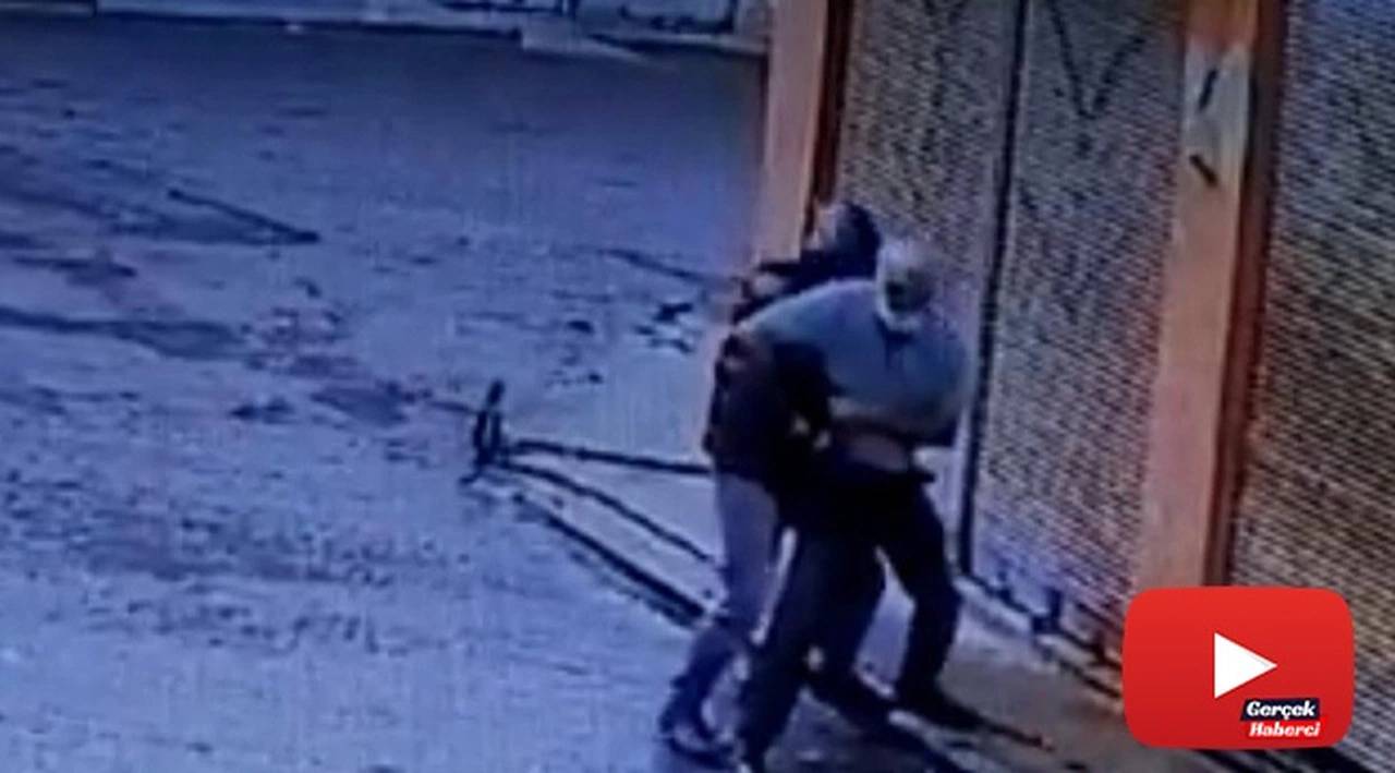 Evine giderken gasp edildi! o anlar kameraya yansıdı