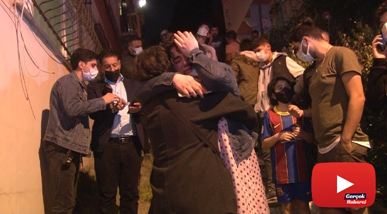 Gözyaşları içerisinde alev alev yanan evdeki kedilerinin kurtarılmasını bekledi