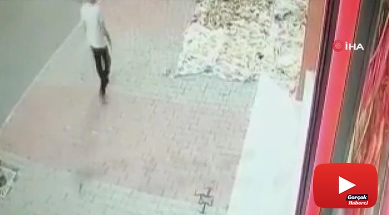Küçük çocuk camdan altın yüzük attı, yoldan geçen bir şahıs da alıp kaçtı