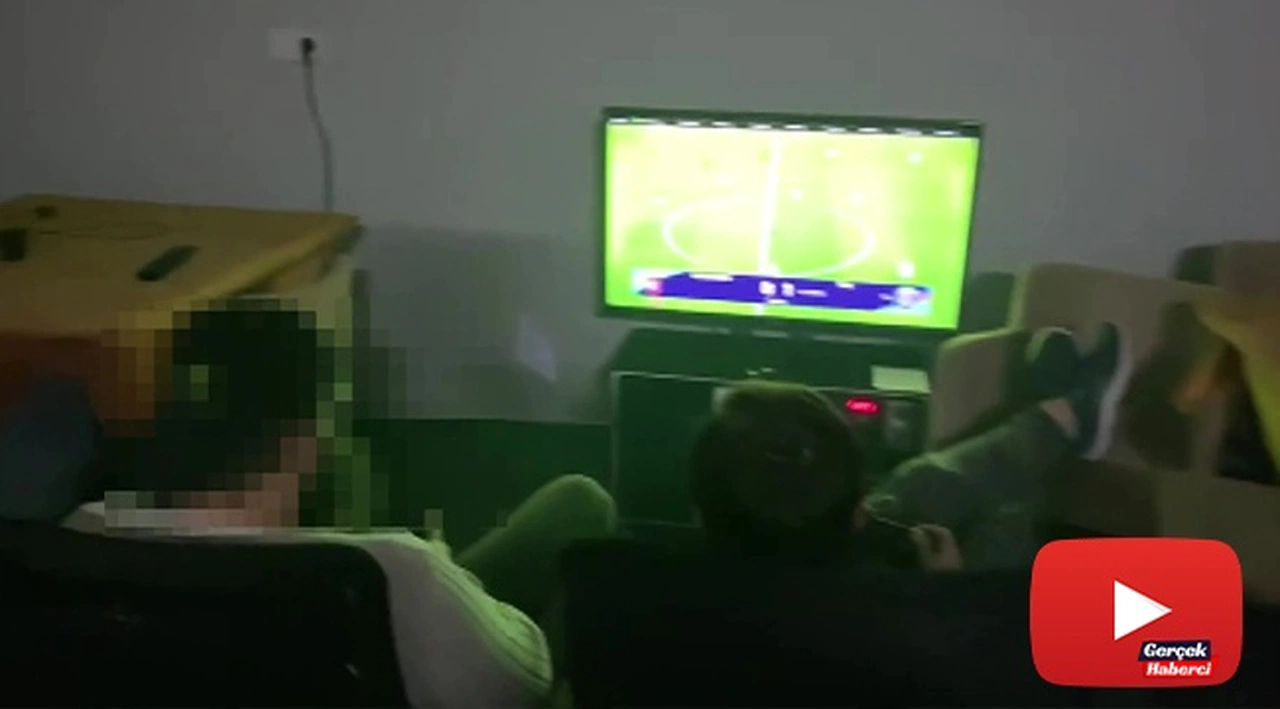 Polis baskınına rağmen rahatlarını bozup oyunu bırakmadılar