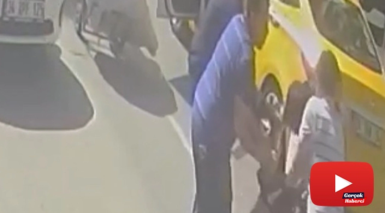 Taksici ve yolcunun kısa mesafe kavgası kamerada