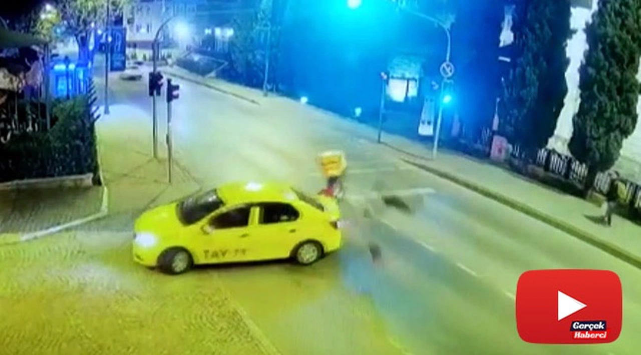 Taksiye çarpan motosikletli havada takla attı, o anlar kamerada