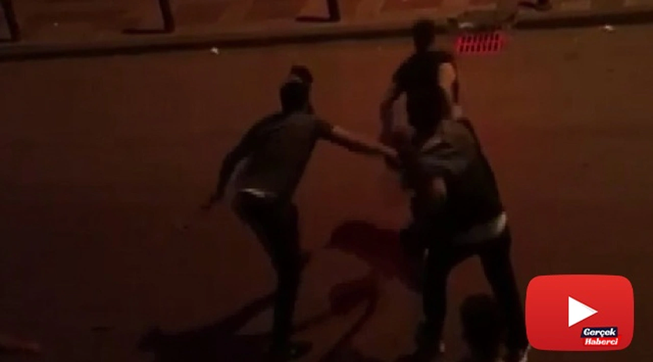Yol verme kavgasında araç sürücüsüne kaskla saldırdılar
