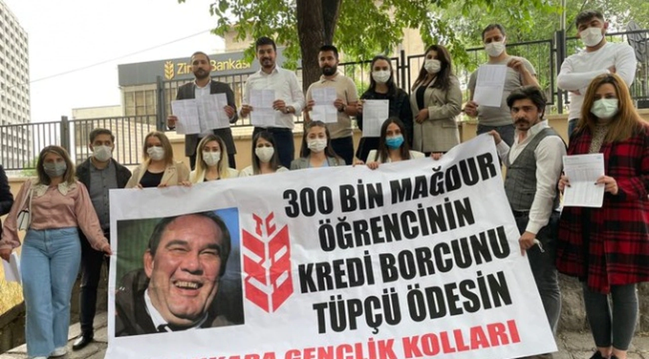 CHP Ankara Gençlik Kolları'ndan Ziraat Bankası Genel Müdürlüğü önünde eylem: Öğrencinin kredi borcunu tüpçü ödesin